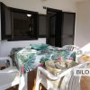 Tavolo con tovaglia floreale su una veranda.