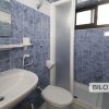 Bagno con piastrelle blu e doccia.