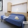 Camera con letto matrimoniale e cappello di paglia sul letto.
