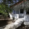 Esterno della casa con veranda e giardino.