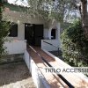 Rampetta d'accesso a una casa immersa nel verde.