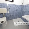 Bagno accessibile con doccia e sanitari.