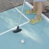 Piedi di bambino e adulto durante il mini golf.