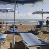 Lettini e ombrelloni blu fronte mare.