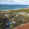Veduta aerea di un villaggio turistico costiero.