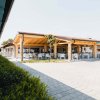 Ristorante all'aperto con tettoia in legno.