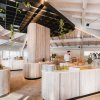 Buffet moderno con decorazioni verdi.