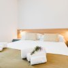 Camera da letto con letto matrimoniale e asciugamani piegati.