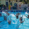 Persone che fanno acquagym in piscina.