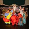 Persone in costume recitano una scena teatrale con tema sirene e creature marine.
