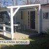 Casa mobile bianca con veranda in legno bianco.