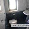 Bagno con finestra piccolo.