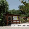 Villette mobili con veranda in giardino.