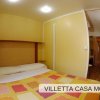Camera da letto con pareti gialle e letto matrimoniale.