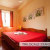 Camera da letto con letto matrimoniale, coperte rosse.