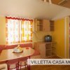 Interno di una casa mobile con tavolo e sedie.