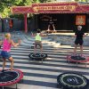 Persone fanno esercizio su tappeti elastici.