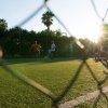 Partita di calcio su campo all'aperto al tramonto.