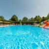 Piscina con scivoli colorati.