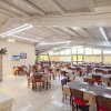 Ristorante con tavoli apparecchiati e soffitto a travi.