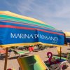 Ombrellone sulla spiaggia, sedie a sdraio.