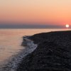 Tramonto su una spiaggia deserta.