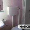 Bagno con lavabo, water e doccia.
