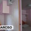 Interno di una stanza con pareti rosa, tendine gialle e letti. Scritta 