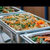 Vassoi di cibo a buffet, con riso guarnito con carote intagliate e verdure fresche.
