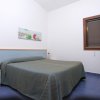 Camera da letto con letto matrimoniale e finestra.