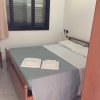 Piccola camera con letto matrimoniale.