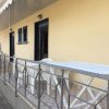 Balcone esterno con tavolo e sedie.