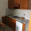 Cucina con mobile in legno e piano in marmo.