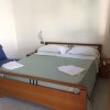 Una camera con letto matrimoniale e lenzuola verdi.
