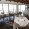 Ristorante interno con tavoli apparecchiati.