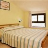 Camera con letto matrimoniale e pareti gialle.