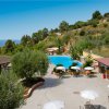 Piscina panoramica con ombrelloni e vista mare.