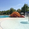 Una piscina con scivolo a forma di dinosauro.