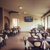 Sala ristorante con tavoli apparecchiati.