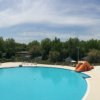 Vista su due piscine, scivolo e area relax.