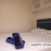 Camera da letto con letto matrimoniale e asciugamani.