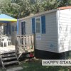 Casa mobile con veranda e sedie esterne.