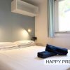Camera da letto con letto matrimoniale e due asciugamani blu sul letto.