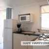 Cucina moderna con frigo e microonde.