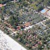 Veduta aerea di un campeggio e spiaggia.