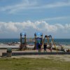 Parco giochi sulla spiaggia con vista sul mare.