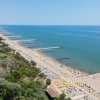 Lunga spiaggia vista dall'alto.