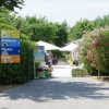 Ingresso con cartelli per bar, ristorante e pizzeria.