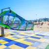 Tavola da surf su piattaforma colorata in spiaggia.