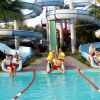 Scivoli d'acqua con persone sedute vicino a una piscina.